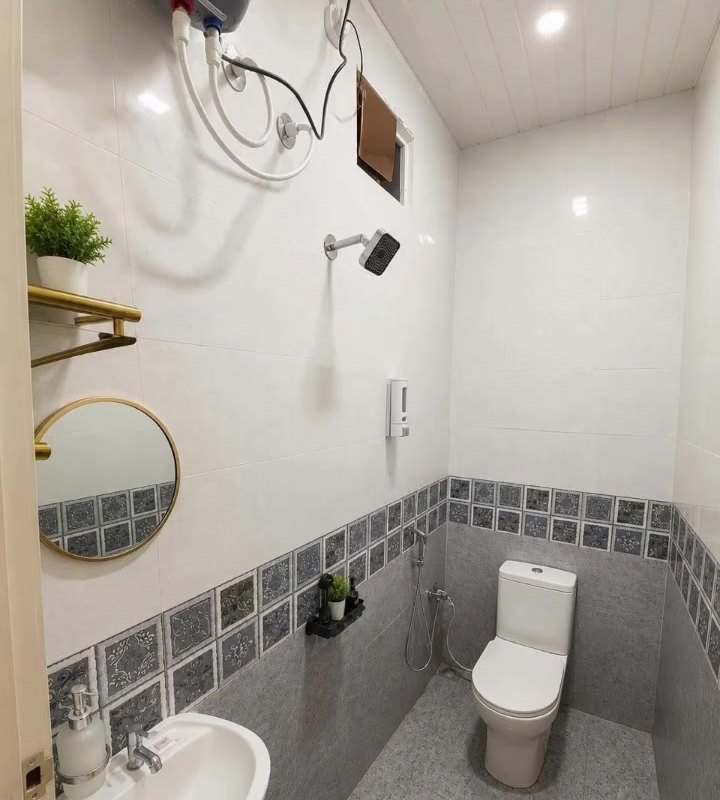 A bright tiled en-suite bathroom