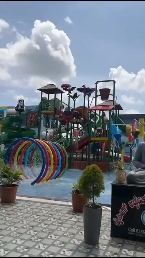 The kids' splash tower with buckets and slides