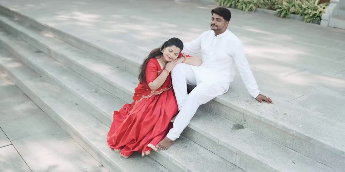 Sandeep ♥ Kavya, Temple arcade, from the film