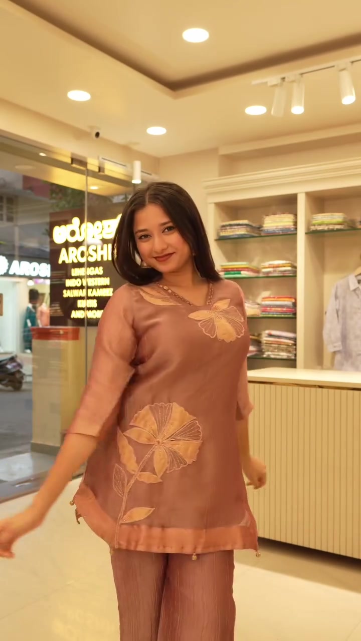 Rose tissue kurta set with floral appliqué