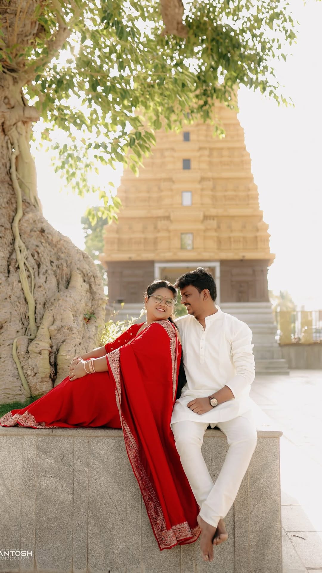 Vishnu & Hema, Temple steps, pre-wedding